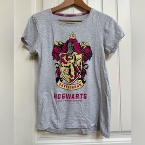 Harry Potter Hogwarts Gryffindor Pink Crest Heather Grey Short Sleeve T Shirt. S